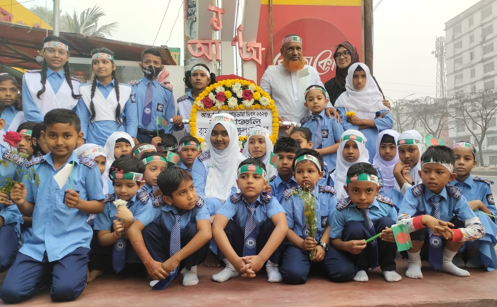 শহীদ মিনারে পুষ্পার্পন 